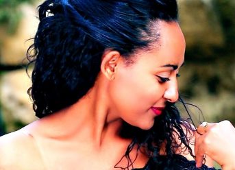 Roza Yitbarek – Naeni | ናዓኒ – New Ethiopian Tigrigna Music 2018 (Official Video)