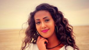 Zenebe Werku - Manew Yemileyew | ማነው የሚለየው - New Ethiopian Music 2019 (Official Video)